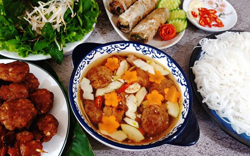 To bun sua thanh mat day mau sac voi cha ca va rau song